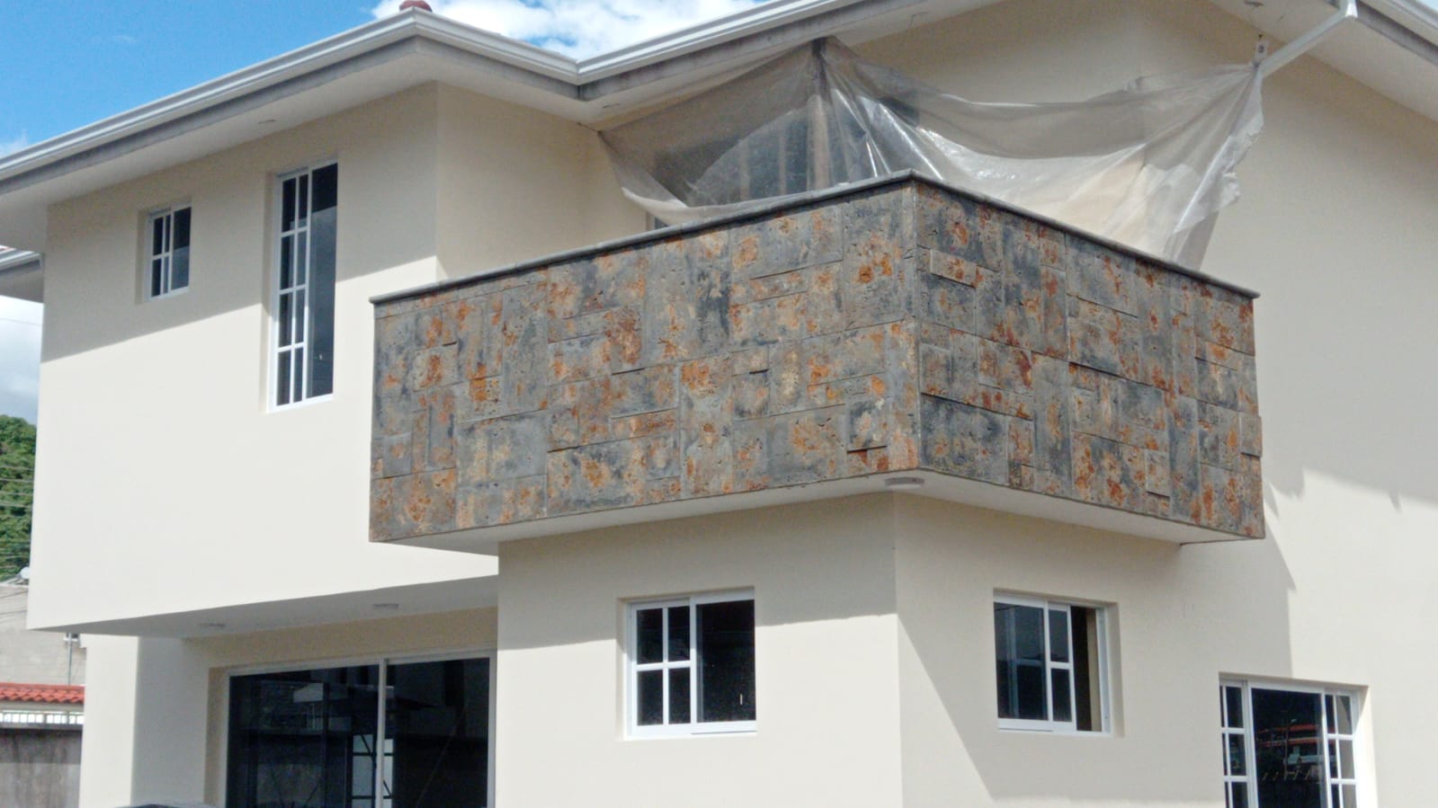 Casa con fachada de piedra rústica