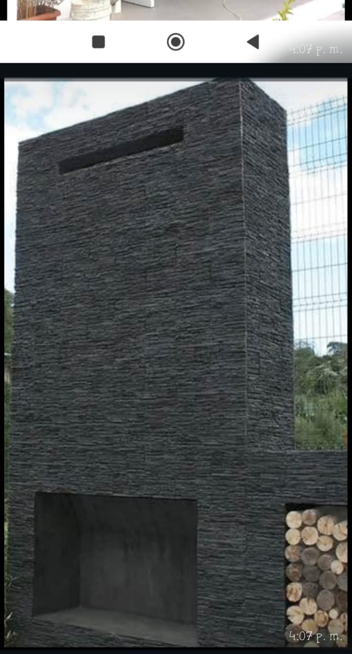 Chimenea exterior con piedra negra