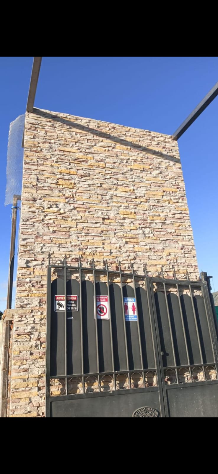 Columna de piedra laja en fachada