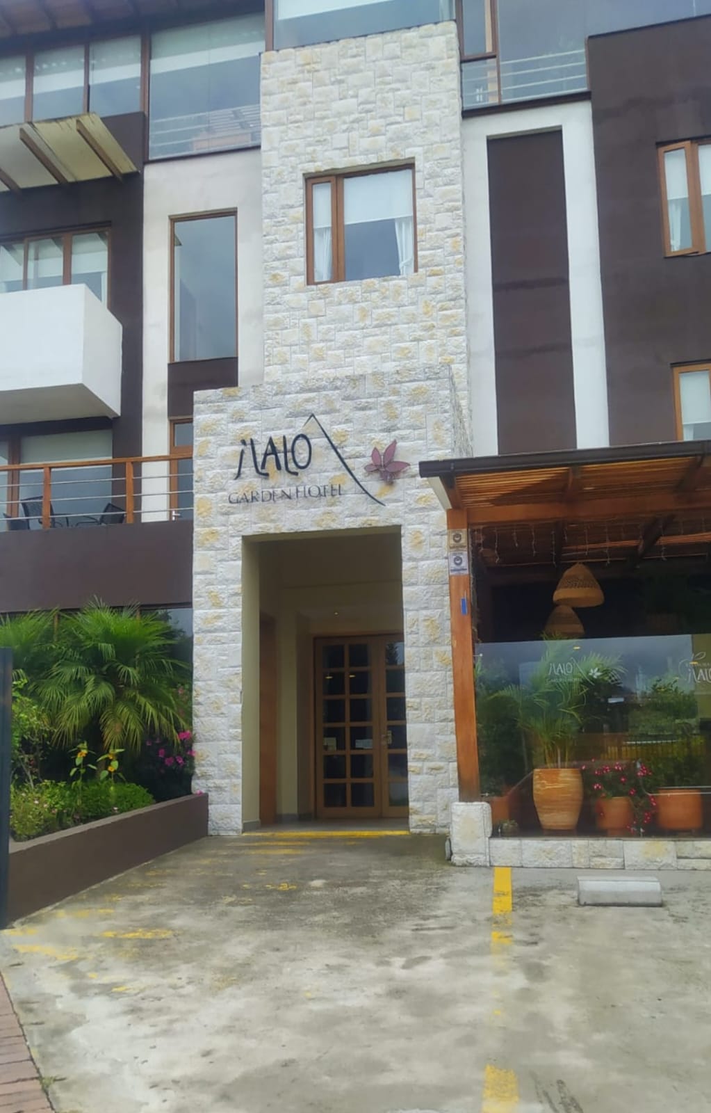 Entrada de edificio con piedra