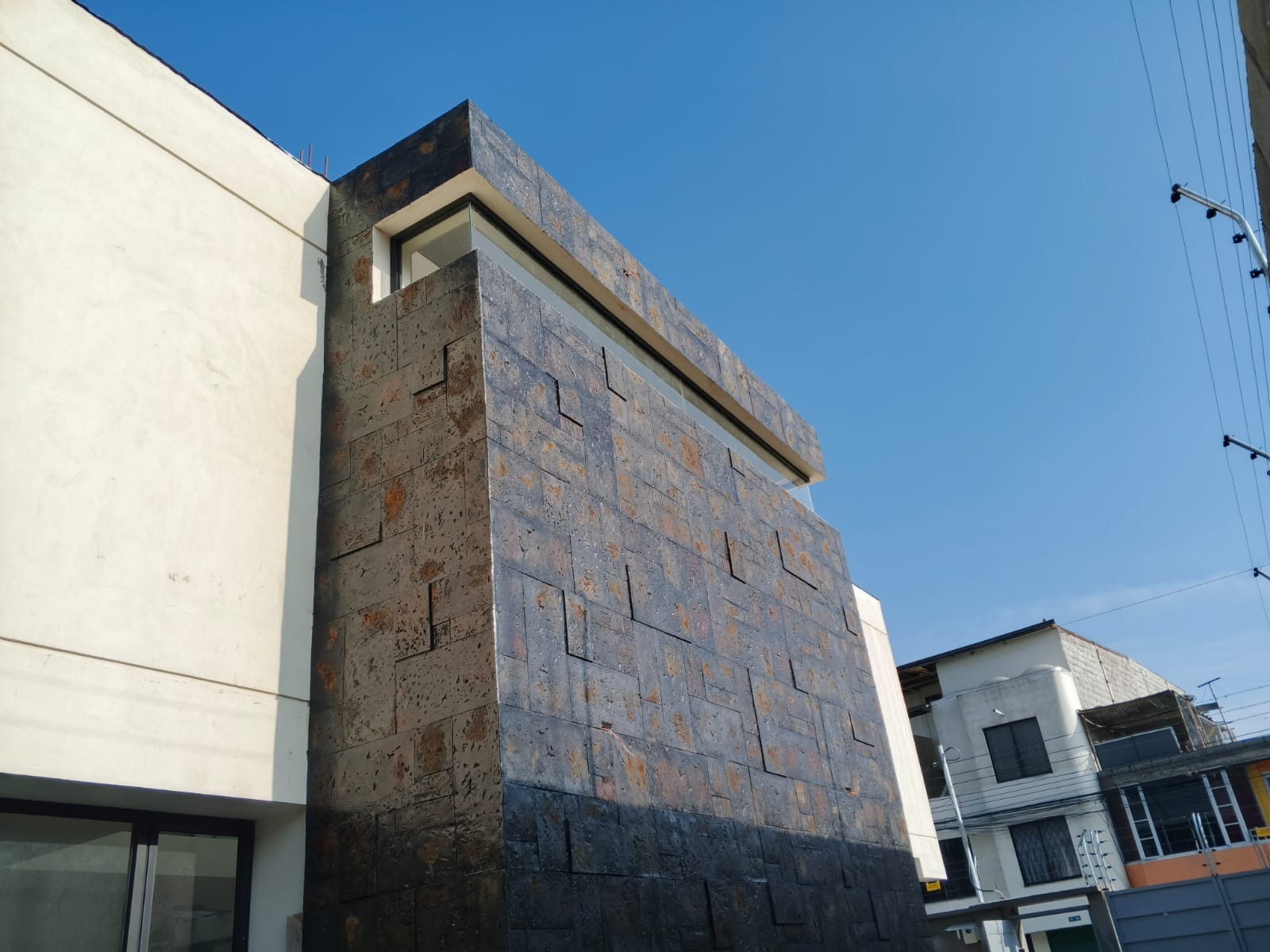 Fachada de edificio con piedra