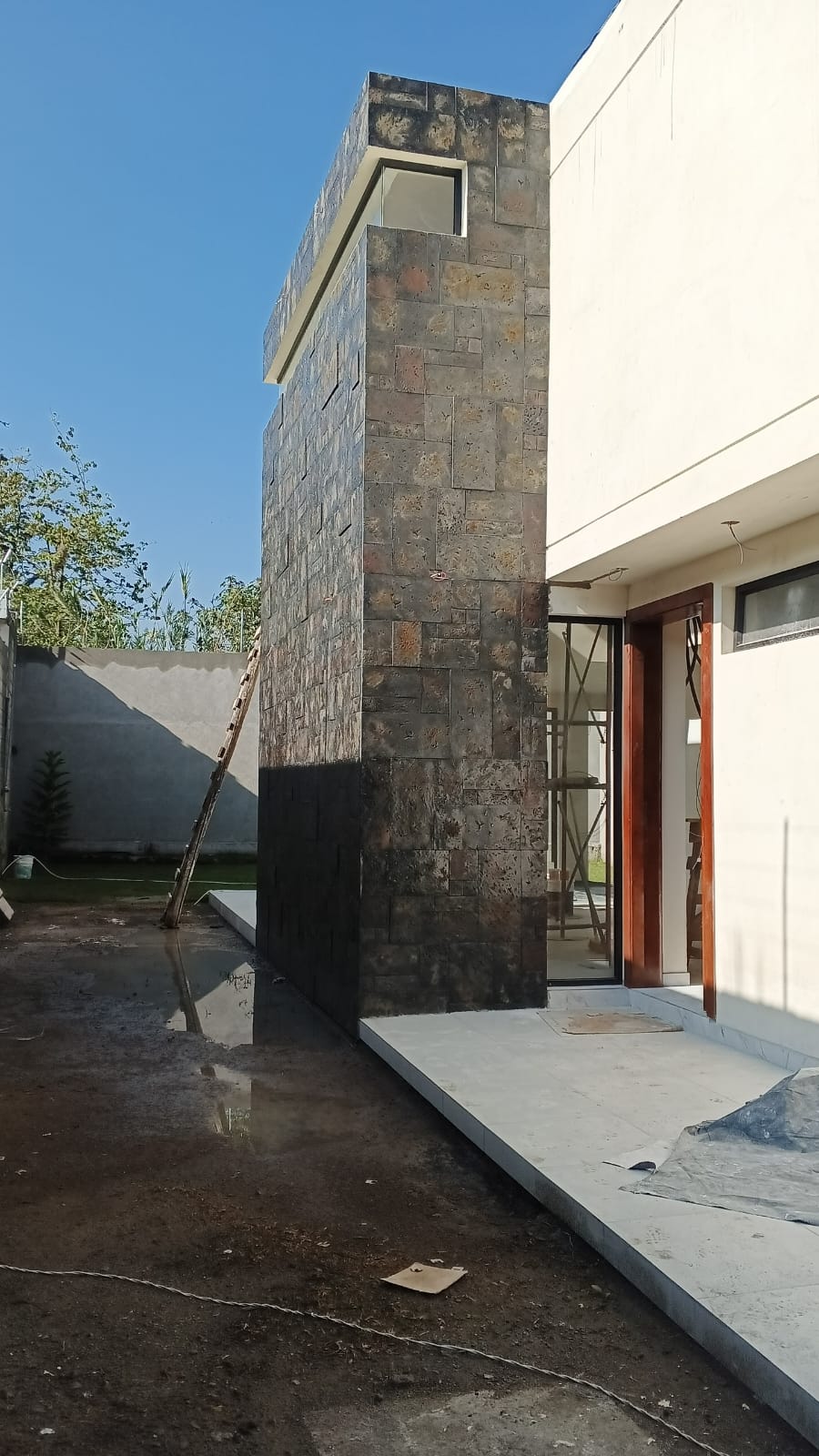 Fachada moderna con pómez negro oxidado