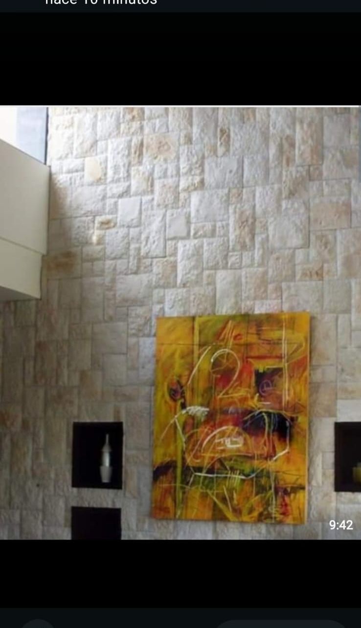 Interior con cuadro decorativo