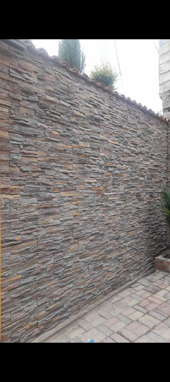 Muro exterior con piedra apilada