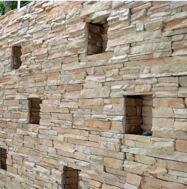 Pared de piedra laja con nichos decorativos