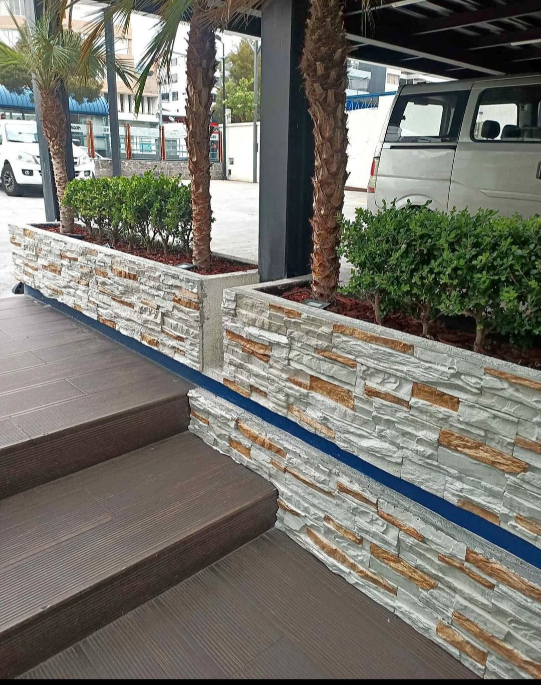 Exterior comercial con piedra apilada