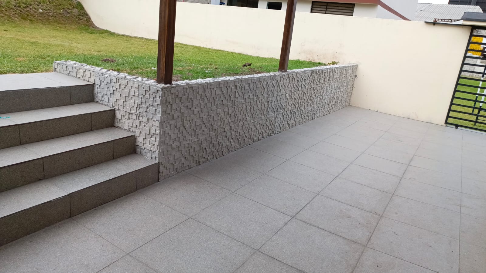 Terraza con muro de piedra