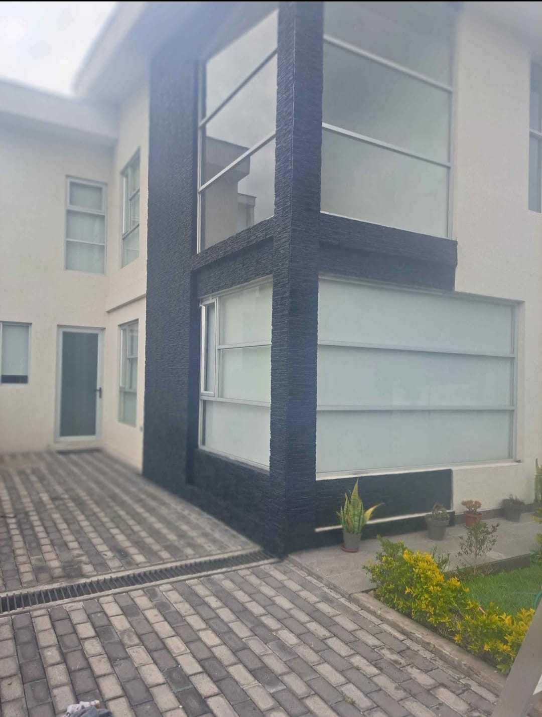 Fachada moderna con ladrillo decorativo