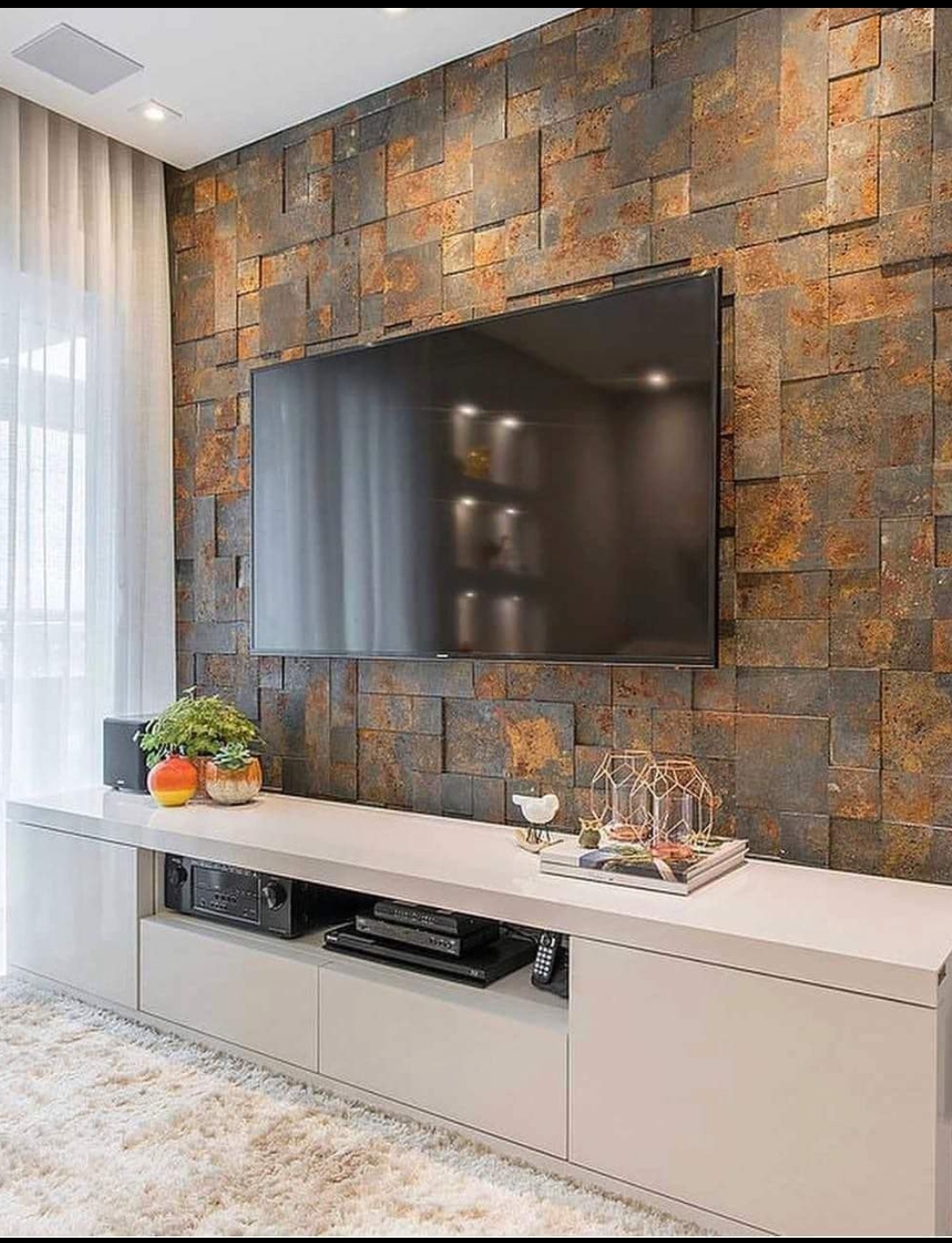 Sala con pared de piedra rústica