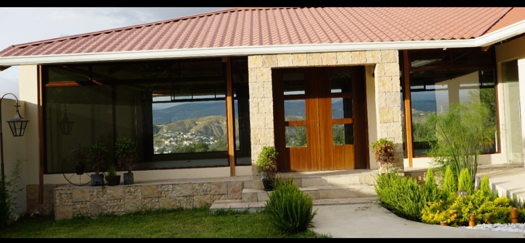 Casa con entrada de piedra decorativa