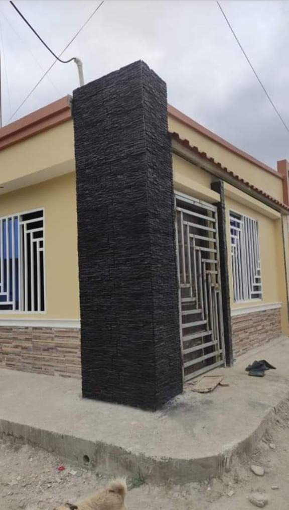 Columna con piedra río color negro