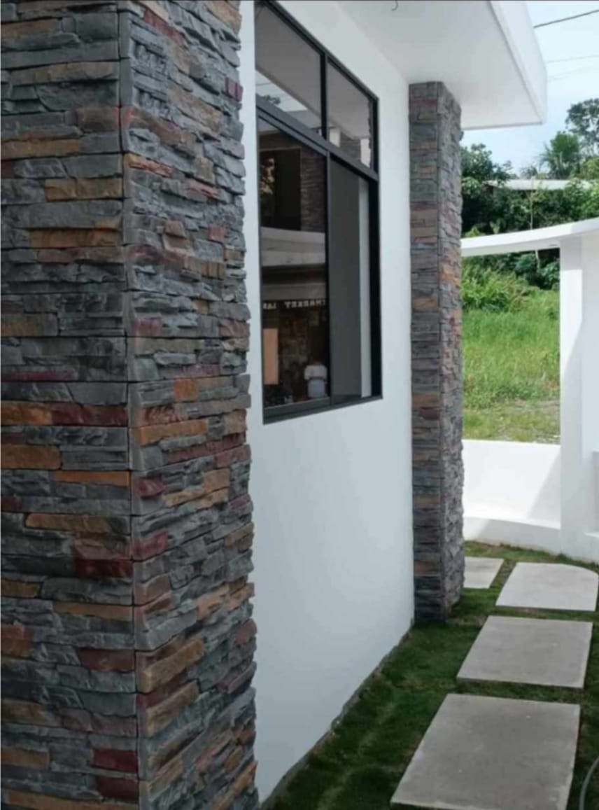 Exterior con columnas de piedra apilada