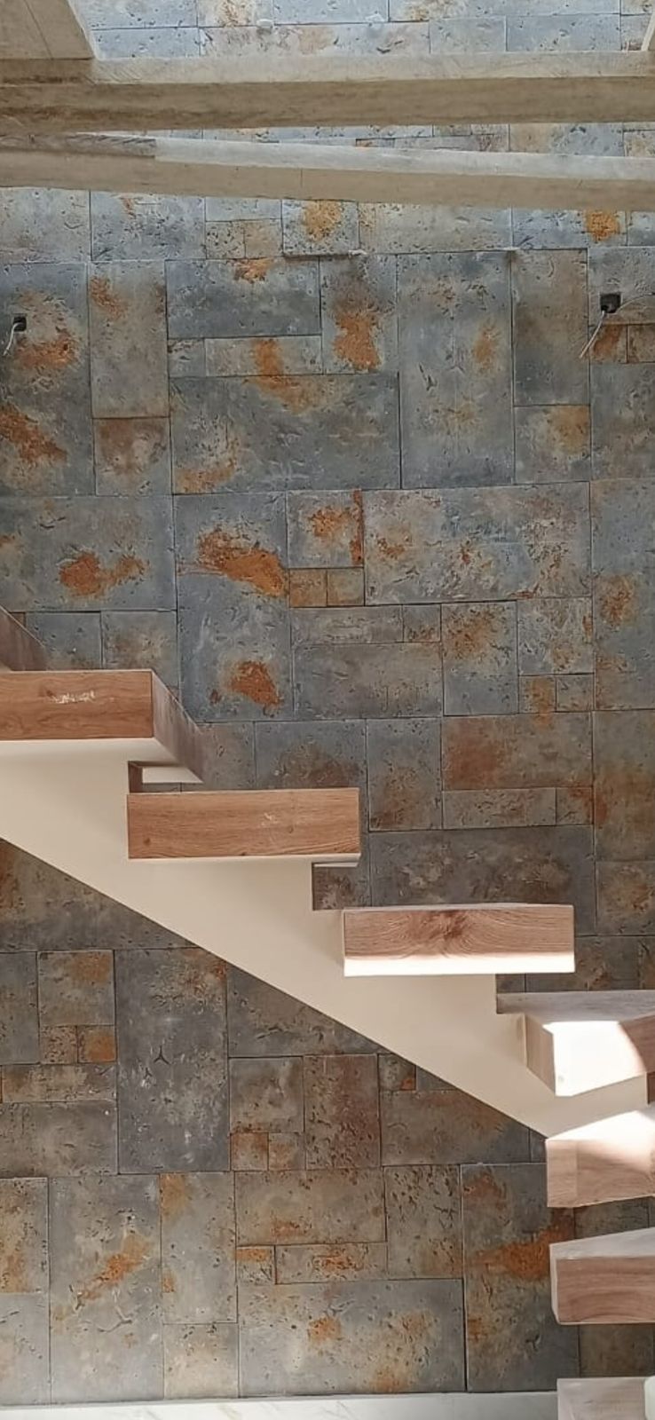 Escalera con pared de piedra rústica