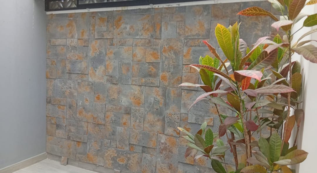 Pared de piedra rústica con plantas